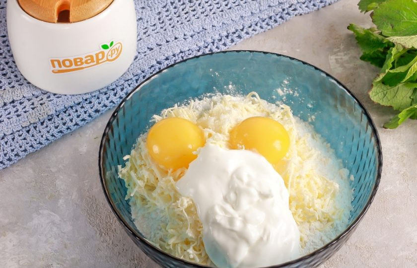 1. Этап. Печенье Сугробы: Разбейте куриные яйца и отделите белки от желтков. Проследите, чтобы в белки не попала даже капля желтка, иначе они не взобьются. Желтки, сметану любой жирности и ванильный сахар добавьте в емкость к маслу и муке.