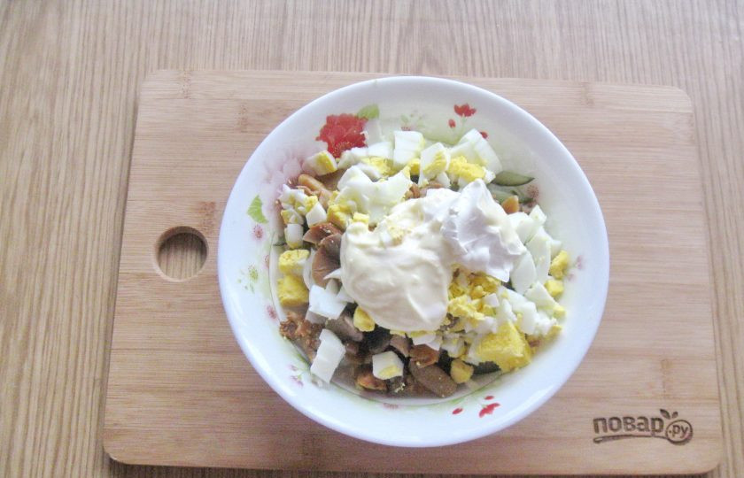 1. Этап. Салат с ветчиной и маринованными грибами: Заправьте салат майонезом со сметаной.
