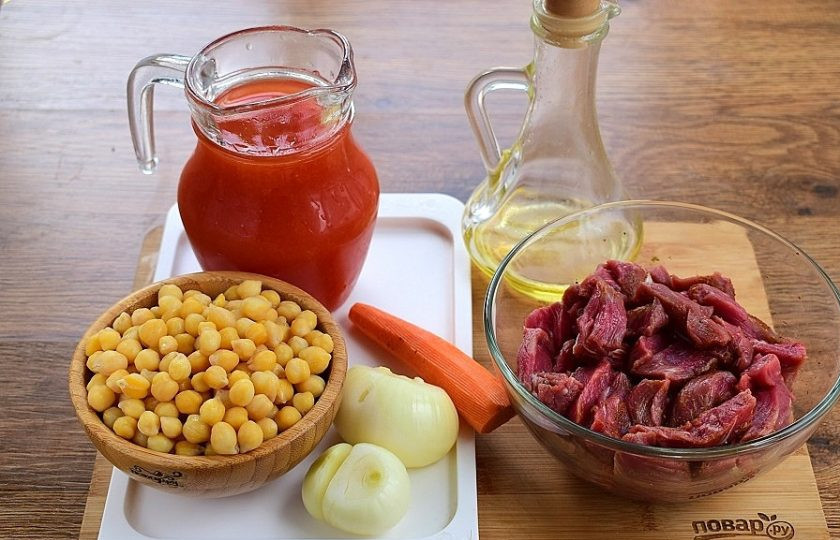 1. Этап. Татарский суп Нохутлы аш: Подготовьте необходимые продукты. Нут заранее промойте в прохладной воде, залейте холодной водой и оставьте на 4 часа, можно на ночь. Слейте воду и отварите в большом количестве воды в течение 1 часа. Либо сразу используйте консервированный, тогда не придется замачивать и варить его. Говядину промойте, обсушите, очистите от прожилок и пленок. Нарежьте на кубики 2х2 см. Овощи помойте, очистите.