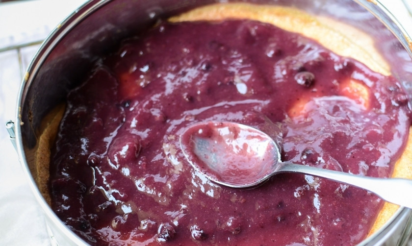 1. Этап. Пирог на 14 февраля: Выложите фруктовое пюре на готовую основу и равномерно распределите.