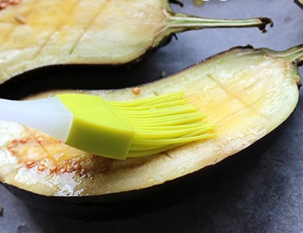 1. Этап. Запеченные баклажаны с йогуртово-чесночным соусом: 2. Смажьте их оливковым маслом, посолите и приправьте по вкусу. Оставьте на некоторое время, пока не приготовится соус.