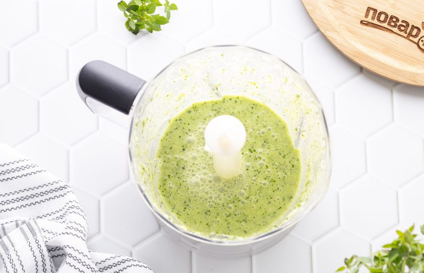 1. Этап. Холодный суп из огурцов и кокосового молока: Измельчите до однородности.