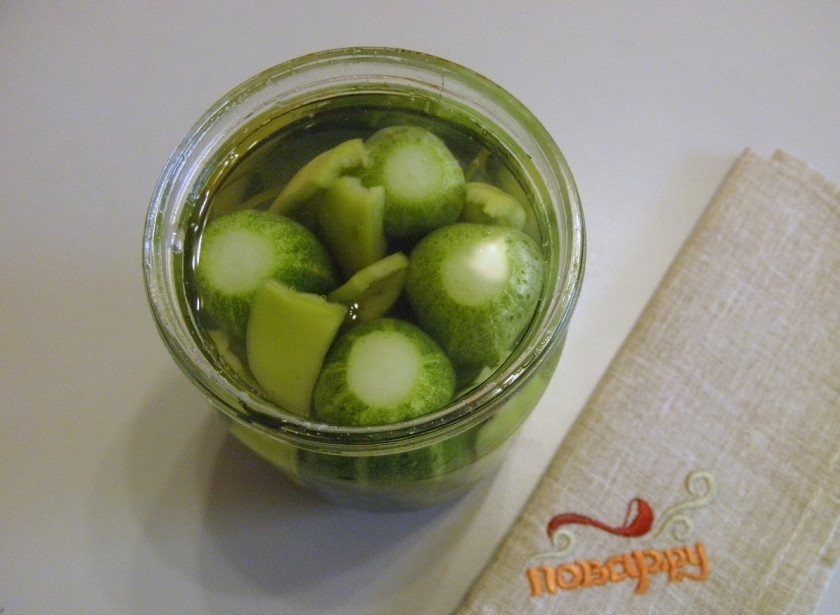 1. Этап. Соленые огурчики на зиму: Воду вскипятите и полностью остудите. Смешайте с солью для получения рассола. Холодным рассолом залейте баночки, горлышки завяжите марлей и оставьте солится на 2-3 дня в тепле.