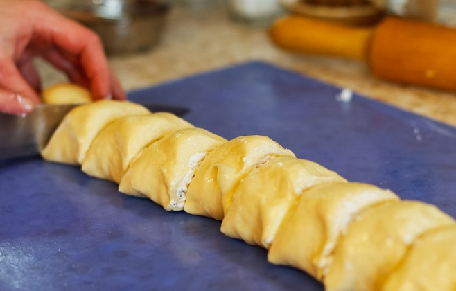 1. Этап. Тутманик: Теперь нарезаем этот рулет на небольшие куски примерно по 2-3 сантиметра шириной.