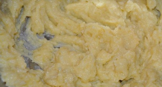 1. Этап. Ньёки: Картофель вымойте и отварите в мундире до полной готовности. Остудите и очистите клубни. При помощи блендера или толкушки превратите картошку в пюре. Вбейте к картофелю куриные яйца, посолите, поперчите и перемешайте.