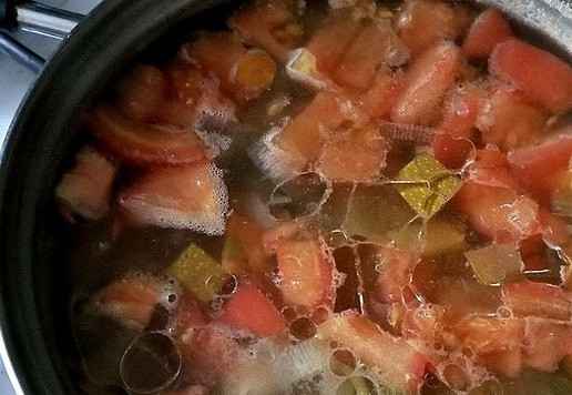 1. Этап. Новогодний минестроне: Доводим суп до кипения и наливаем в него масла оливкового холодного отжима. Через минуту суп снимаем с огня. Суп готов.