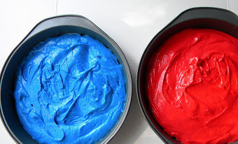 1. Этап. Торт Капитан Америка: 1. Я готовила коржи сама, чтобы сделать из разноцветными - в стиле Америки. В одну часть бисквитного теста я добавила яркий синий краситель, а в другую - красный. Разложила в две разные формы и отправила в разогретую духовку до 170 градусов до полной готовности.