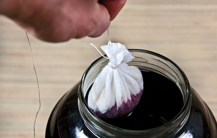 1. Этап. Вино из рябины: 16. Плотно завяжите края марли, и закрепите 