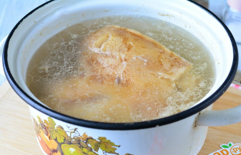 1. Этап. Отварная запеченная рулька в духовке: Рульку в бульоне посолите и варите 1 час на тихом огне.