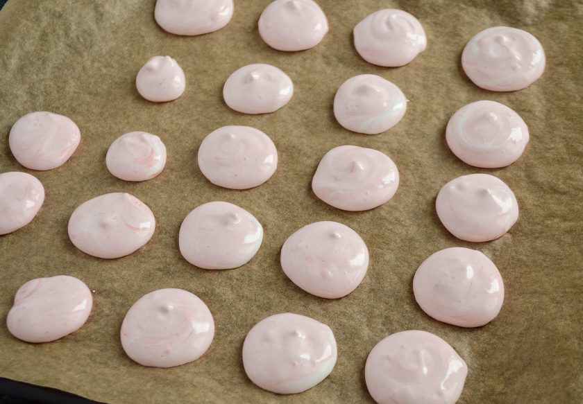 1. Этап. Безе из аквафабы: Отсадите смесь на силиконовый коврик или бумагу для выпечки на небольшом расстоянии друг от друга. Выпекайте безе в заранее разогретой до 125 градусов духовке примерно 1 час. Духовку можно открывать и проверять безе — они не осядут.