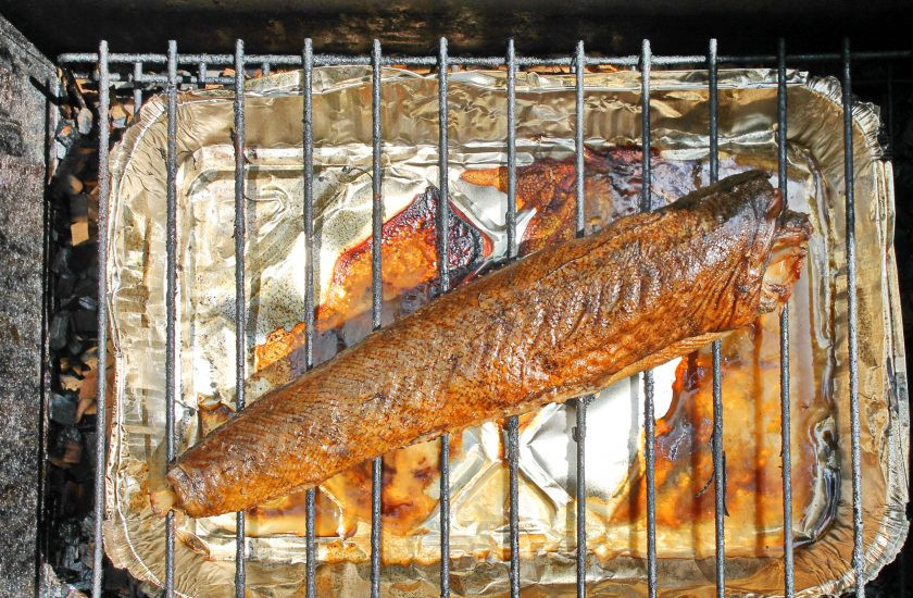 1. Этап. Минтай горячего копчения: Как только в мангале или на костре прогорят дрова и образуются хорошие угли, установите коптильню с рыбой. Готовьте ее в течение 35-40 минут. После этого оставьте рыбу еще на 10-20 минут. Затем достаньте минтай горячего копчения и подавайте на стол.