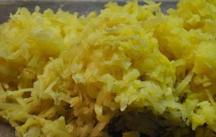 1. Этап. Салат Мимоза с мышками: Натираем картофель на средней или мелкой терке.