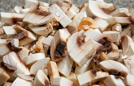 1. Этап. Рулетики мясные с разной начинкой: 2. Пока обжаривается лук, вымойте, обсушите и нарежьте грибы.