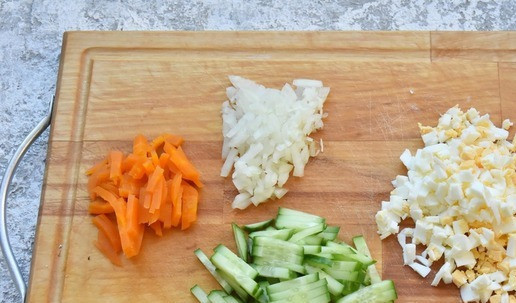 1. Этап. Салат с рисом и тунцом: Отварную морковь нарезаю тонкой соломкой Огурец свежий режу соломкой, слегка отжимаю от лишней влаги. Вареные яйца режу кубиком. Лук режу мелким кубиком и заливаю кипятком на пару минут, после чего отжимаю от влаги.