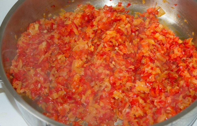 1. Этап. Котлеты из тыквы: Нарежьте мелко лук и перец, обжарьте.