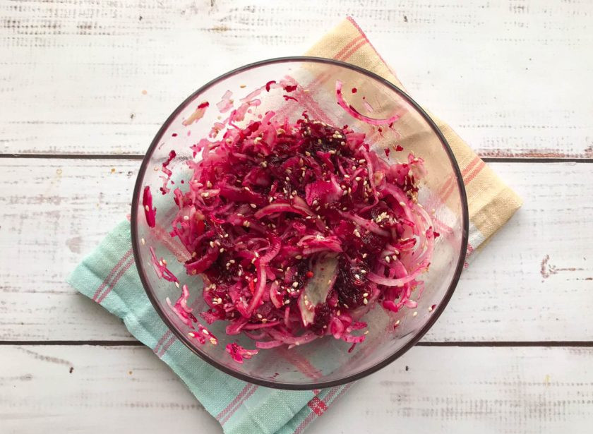 1. Этап. Салат Осенняя сказка: Добавьте растительное масло, соль и хорошо перемешайте.