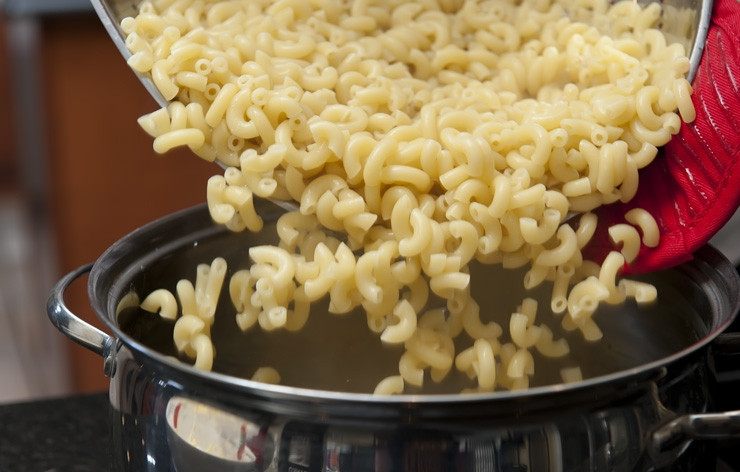 1. Этап. Макаронная запеканка: У макарон сливаем всю воду и смешиваем их с готовым сырным соусом.