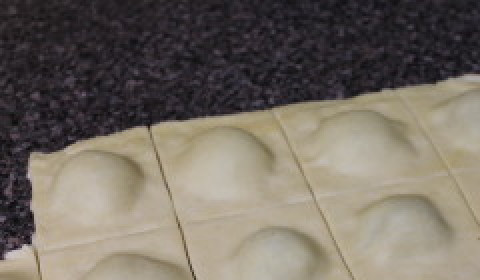 1. Этап. Равиоли грибные: Накройте тестом сверху начинку, прижмите пальцами и порежьте на равные квадраты. Слепите края равиолей вилкой.