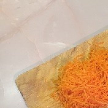 1. Этап. Салат Вкуснейший: Морковь очистить и натереть на терке.