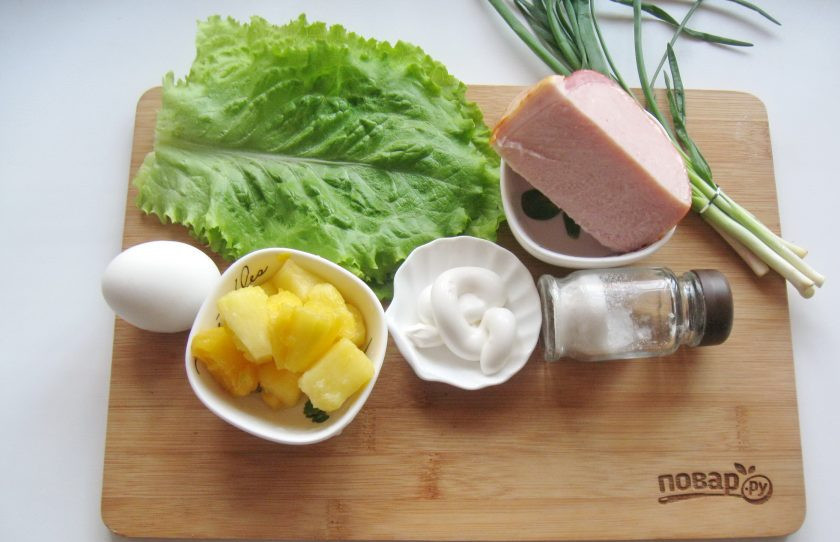1. Этап. Салат с ананасом на Новый год: Подготовьте все ингредиенты для салата.