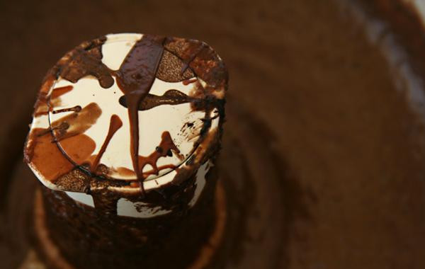 1. Этап. Шоколадные пирожные с фасолью и авокадо: 3. Поместить нарезанный шоколад в миску, установленную над кастрюлей с кипящей водой. Перемешивать до тех пор, пока шоколад не расплавится, затем снять с огня. В отдельной миске взбить какао, кипяток, ванильный экстракт и кофе эспрессо вместе. Добавить растопленный шоколад и разрыхлитель, перемешать в кухонном комбайне. Добавить яйца и перемешивать в течение 30 секунд, дважды останавливаясь, чтобы соскоблить тесто с боков миски.