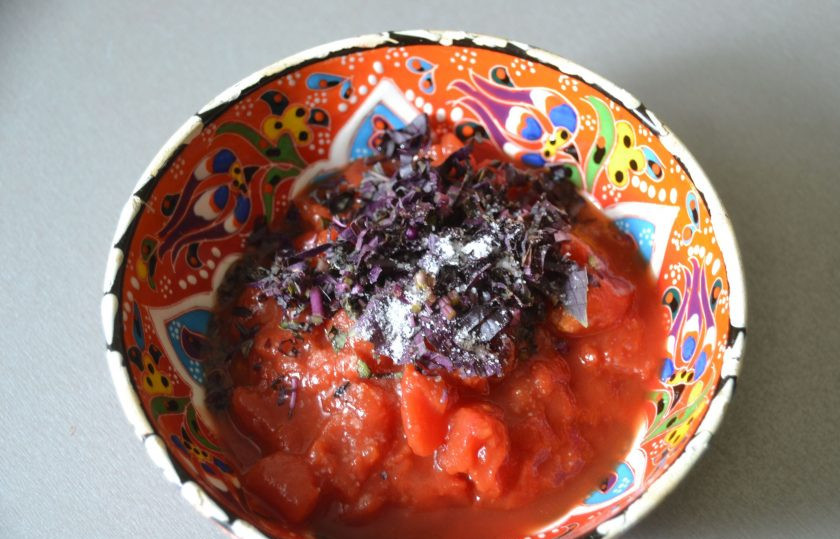 1. Этап. Панцеротти: К помидорной массе добавьте измельченный базилик, посолите.