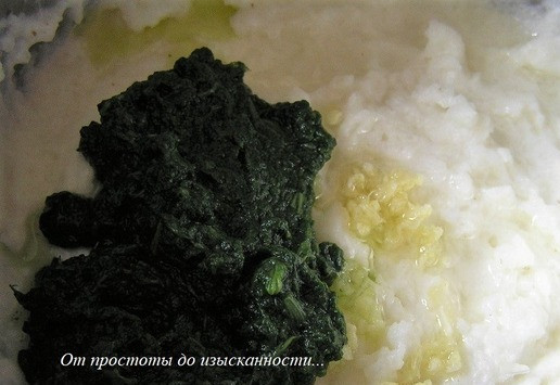 1. Этап. Торт-мусс с курицей и шпинатом: Шпинат промойте, опустите в кипящую воду на 1 минуту, затем откиньте на дуршлаг, чтобы стекла лишняя жидкость, измельчите в блендере. Желатин замочите в холодной воде на 8-10 минут. Готовый рис снимите с огня, измельчите в пюре с помощью блендера, добавьте шпинат, измельченный чеснок и лимонный сок.