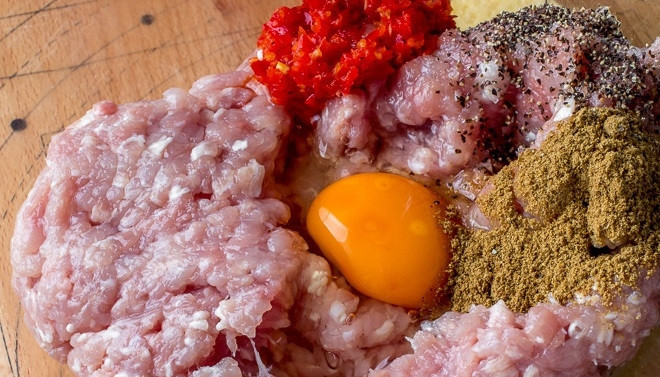 1. Этап. Праздничный куриный рулет: 4. В глубокой миске соедините фарш и лук, вбейте яйцо, добавьте специи по вкусу.