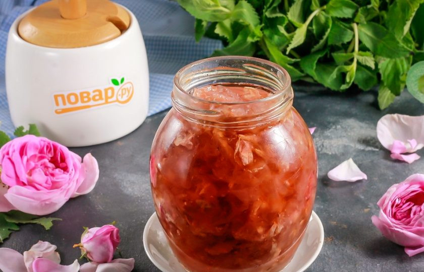 1. Этап. Варенье из розовых лепестков: Выложите лакомство в горячую банку до верха и сразу же закатайте крышкой по резьбе или с помощью ключа для консервации.