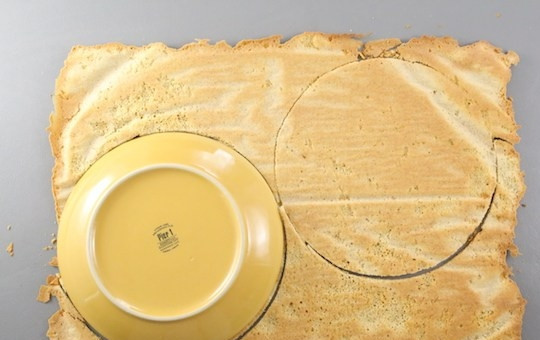 1. Этап. Медовик простой: 8. Из полученного коржа с помощью тарелки или другой формы вырежьте два коржа.