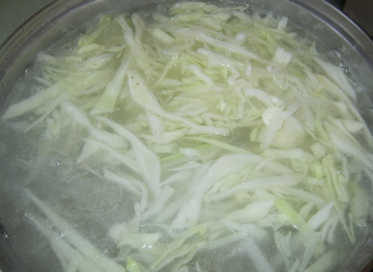 1. Этап. Щи из свежей капусты со свининой: Бульон должен провариться 40 минут, затем туда можно добавить картофель. А через 10 минут после картофеля можно положить капусту. Теперь в суп добавьте соль по вкусу, а также лавровый лист и перец-горошек.