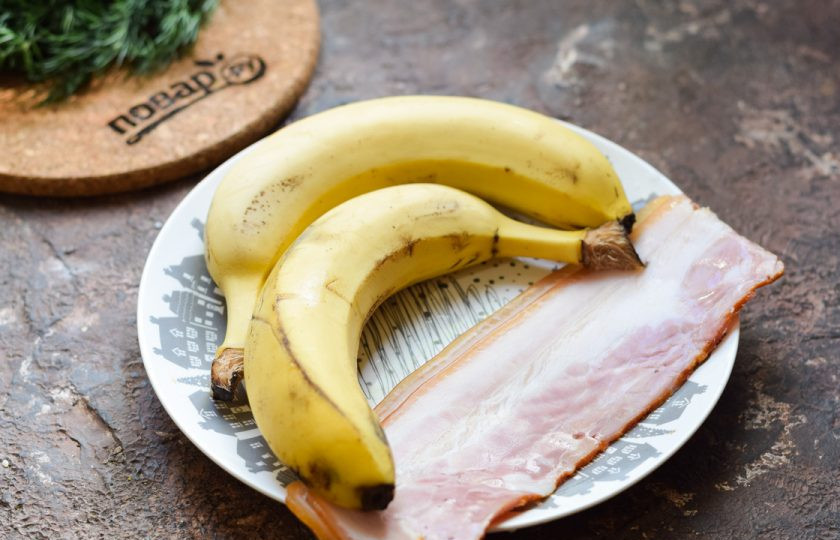 1. Этап. Бананы в беконе: Подготовьте ингредиенты.