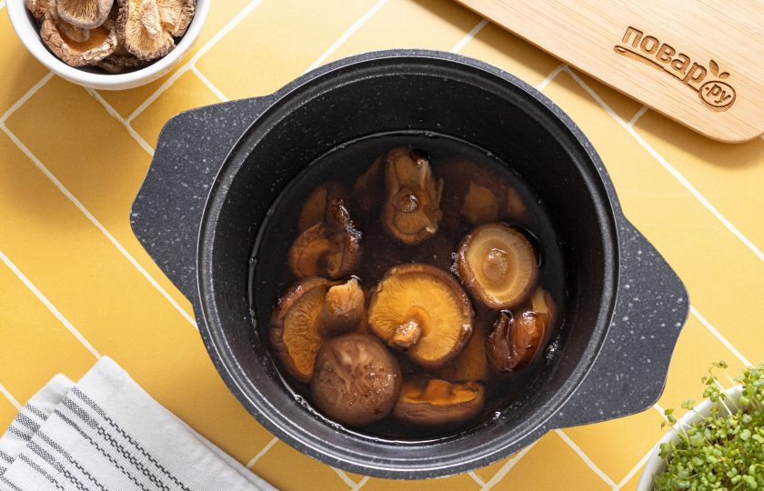 1. Этап. Овощные дамплинги: Сушеные шиитаке предварительно замочите в воде на пару часов, а затем отварите в кипящей подсоленной воде 15-20 минут.