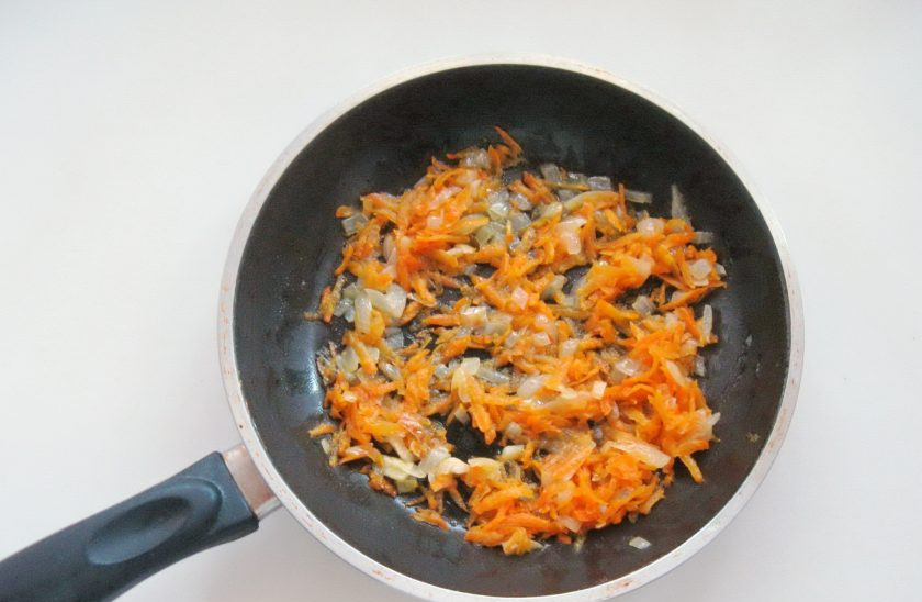 1. Этап. Куриные зразы с морковью и сыром: Жарьте морковь с луком 8-10 минут на небольшом огне, помешивая.