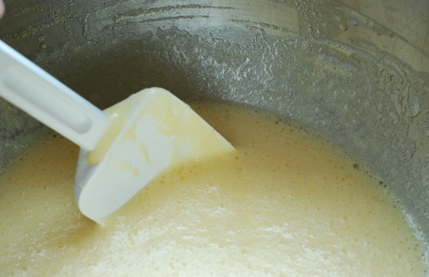 1. Этап. Торт Три молока: Аккуратно перемешиваем.