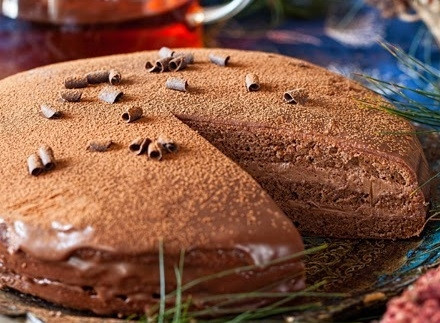 1. Этап. Торт Прага со сгущенкой: 8. Для глазури прогрейте сливки и растопите в них шоколад и масло. Верх торта смажьте абрикосовым джемом и полейте шоколадной глазурью. Дополнительно можно присыпать какао или тертым шоколадом.