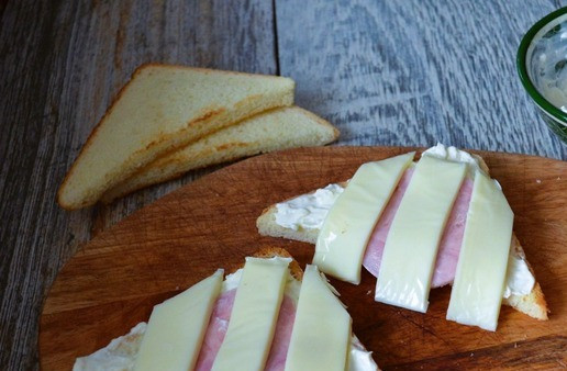 1. Этап. Сэндвичи Зубастики: На колбасу полоски сыра - это зубы.