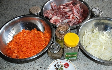 1. Этап. Бараньи ребрышки жареные: 1. Рецепт приготовления бараньих ребрышек жареных начинается с подготовительного процесса. Ребра необходимо вымыть и просушить. Нарезать их небольшими кусочками, убрав лишний жир. Морковь вымыть, очистить и нарезать кубиками (можно натереть на крупной терке). Луковицы очистить и порезать мелким кубиком. Чеснок очистить.