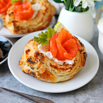 Тарталетки Лодочки из слоеного теста с красной рыбой