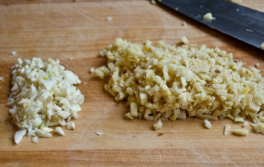 1. Этап. Острые жареные креветки: 3. Тем временем мелко нашинкуйте чеснок и имбирь.