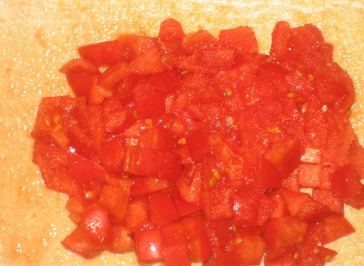 1. Этап. Щи с говядиной: Помидор также нарезаем кубиками.