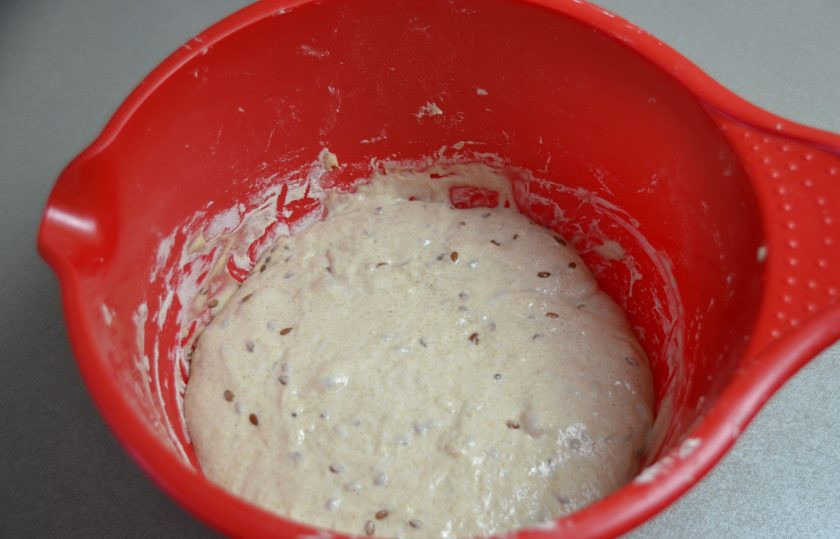 1. Этап. Диетический хлеб без дрожжей: Поставьте тесто для подъема в теплое место на 6-8 часов, в процессе брожения 2-3 раза сделайте обминку методом 