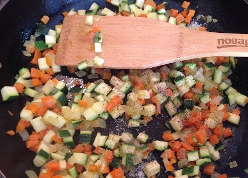 1. Этап. Овощные кексы: 3. Посолим и поперчим овощи по вкусу. И отставим в сторонку, пусть слегка остынут.