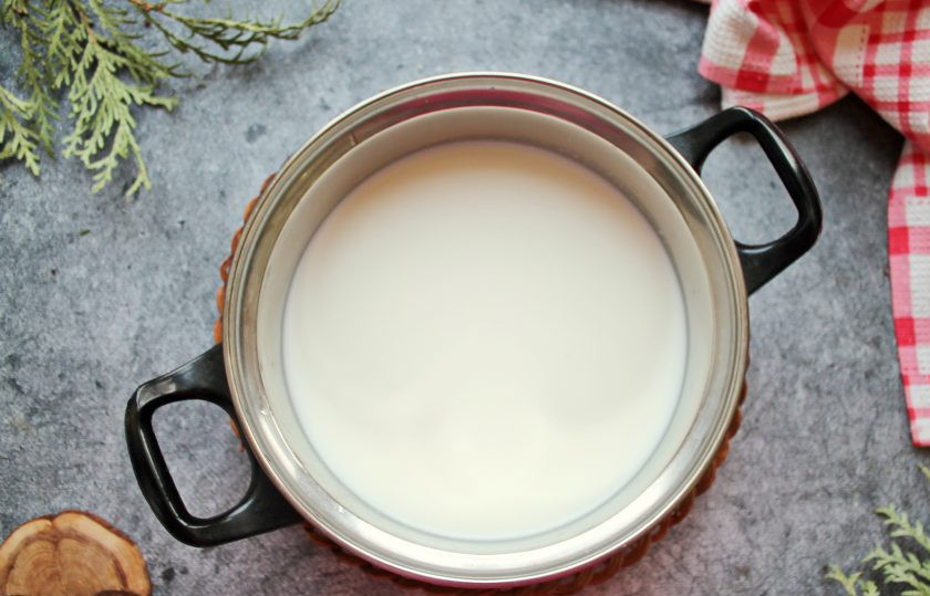 1. Этап. Мацони: Молоко доведите до кипения, снимите с огня и остудите до 40 градусов.