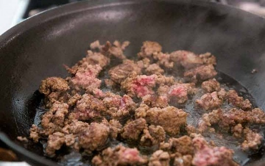 1. Этап. Бургер Неряшливый Джо: 4. Обжарьте фарш до готовности, посолите его и поперчите немного.