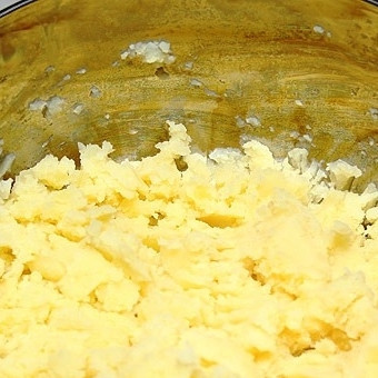 1. Этап. Постные вареники с картошкой: Картофель очищаем и отвариваем до готовности в подсоленной воде.