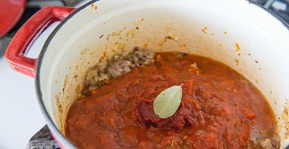 1. Этап. Суп-лазанья: 5. Сразу после этого добавьте пасту, соус, бульон и лавровый лист. Варите суп 20 минут на среднем огне под крышкой.