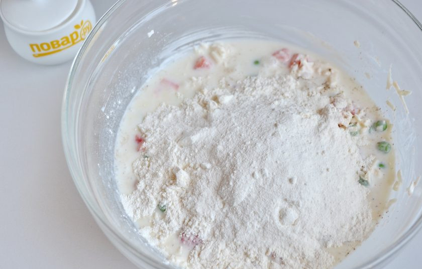 1. Этап. Булочки с брынзой и зеленым горошком: 6. Влейте молоко, добавьте муку и разрыхлитель.