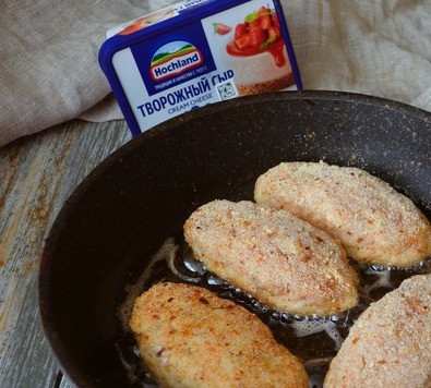 1. Этап. Рыбные котлеты с творожно-сливочной начинкой: На хорошо разогретом масле обжарить с обеих сторон до красивого румянца, огонь средний, по 2-3 минуты. Затем под крышкой томить ещё 5 минут, на самом минимальном огне.