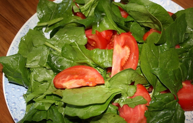 1. Этап. Салат со шпинатом: 1. Приготовим заправку: поджариваем миндаль, после чего отправляем его в блендер, добавляем оливковое масло и бальзамический уксус. Отвариваем яйцо и измельчаем его на терке, добавляем в блендер и всю массу перемешиваем. Моем шпинат и вытираем бумажным полотенцем, выкладываем на тарелку. Томаты моем и нарезаем ломтиками, перемешиваем со шпинатом.